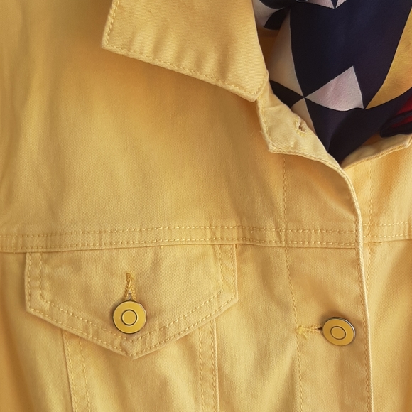 Woman Yellow Jacket - Picture 3 of 7